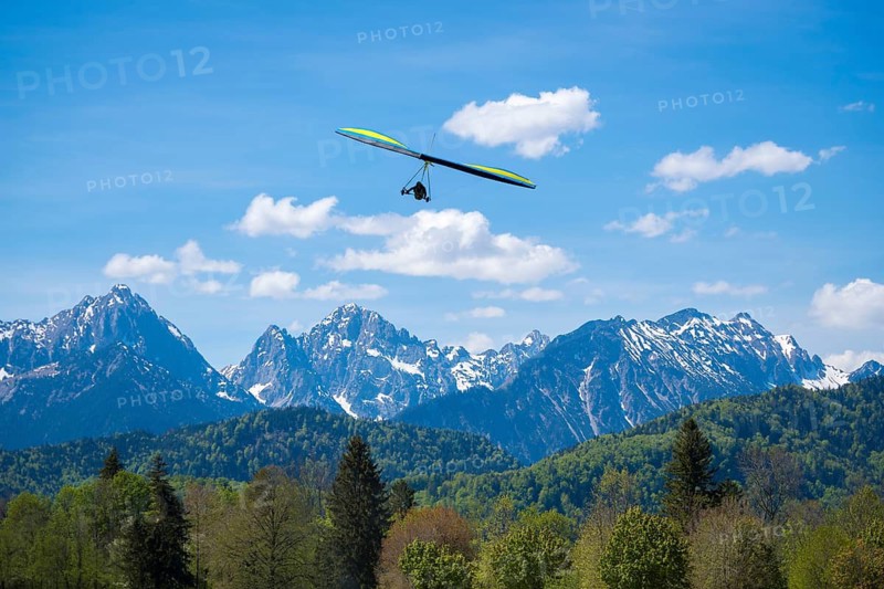 A hang glider hovers over an impressive mountain landscape, Schwangau, Ostallgäu, Alps, Allgäu, Swabia, Upper Bavaria, Bavaria, Germany