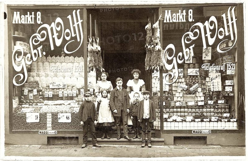 Gelsenkirchen, Markt 8, Gebrüder Wolff, colonial goods, rabbits, children, shop, sale, Maggi, historical photo of a grocery store with people and decorated shop windows, 1912