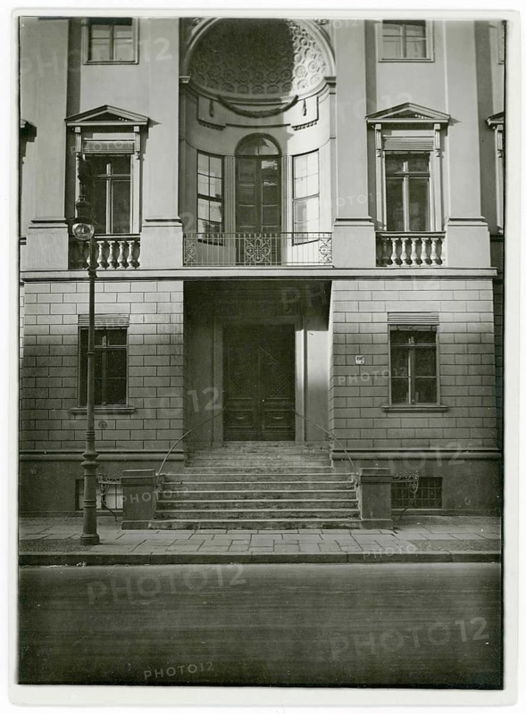 Behrenstraße 66, Stadthaus, Berlin, stairs lead to an impressive entrance of a classical building, built in 1793, around 1890, Bruno Schröter
