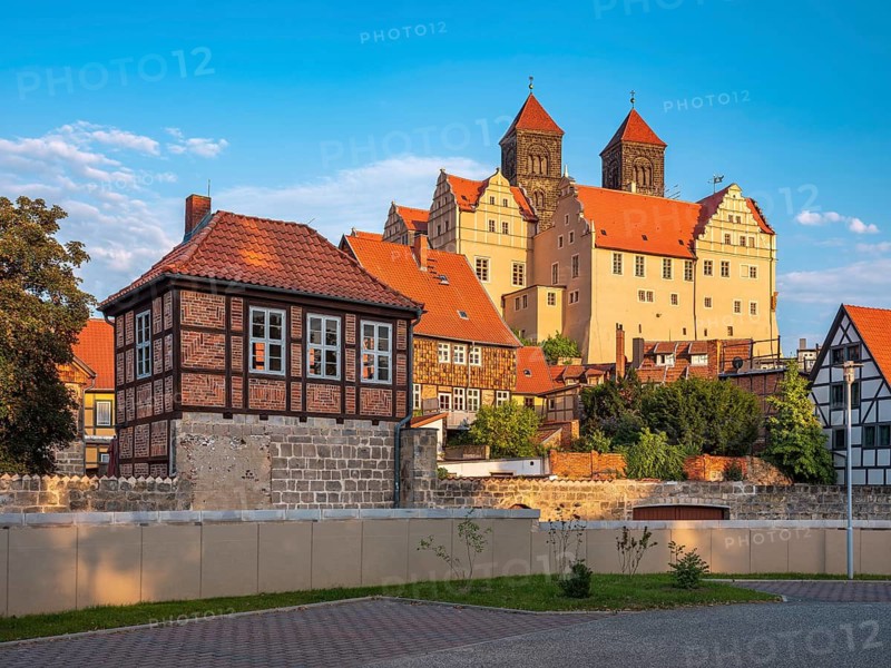 The Schlossberg with the collegiate church of St. Servatii and the Renaissance castle above the half-timbered houses in the historic old town, UNESCO World Heritage Site, Quedlinburg, Saxony-Anhalt, Germany
