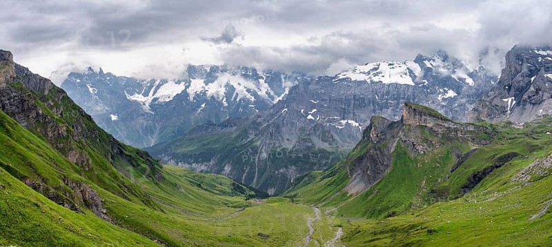 View of a green high valley and steep mountain peaks, cloud-covered mountain landscape, Rote Härd, Bernese Alps, Bernese Oberland, Switzerland