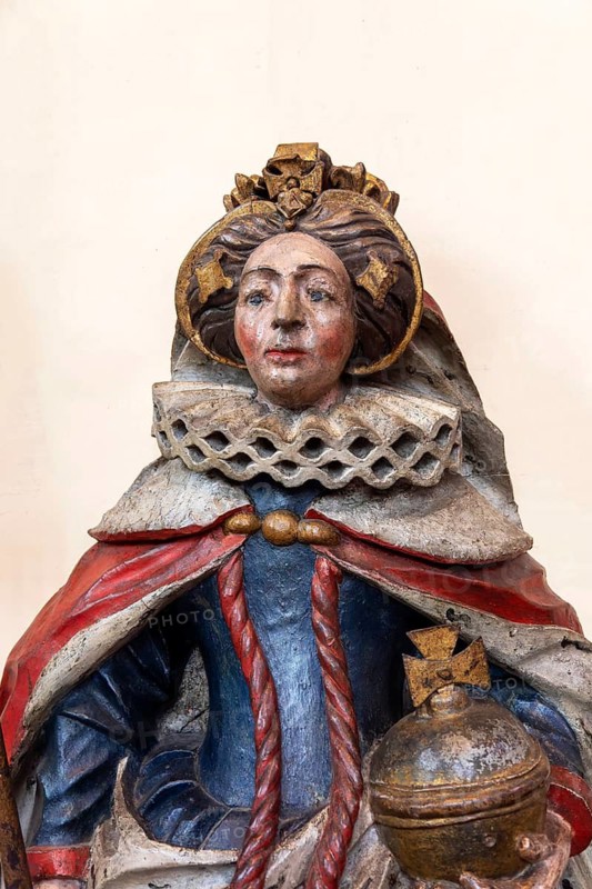 Detail of wooden carved effigy of Queen Elizabeth 1 c 1570, St Mary Redcliffe Church, Bristol, England, UK