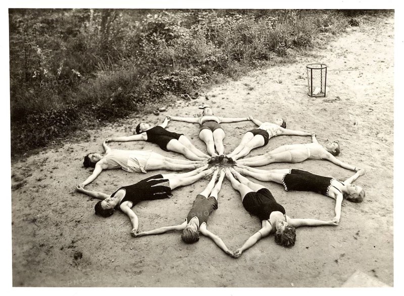 Leverkusen, Waldwinkel outdoor pool, bathing, swimwear, leisure, summer, woman lying outdoors in circles on the ground, hands joined, an artistic sight, starfish, 1930