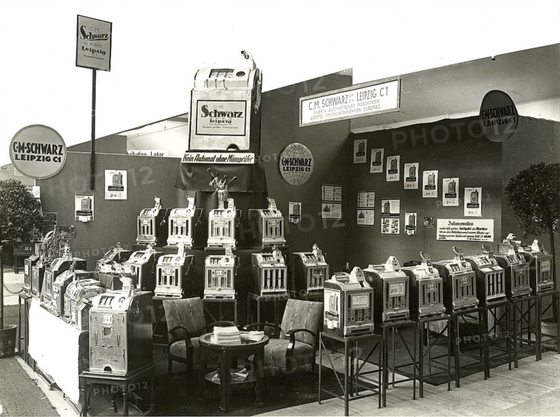 Berlin, trade exhibition, C.H. Schwarz stand for cash registers, historical exhibition of vending machines with various devices and signs, 1932