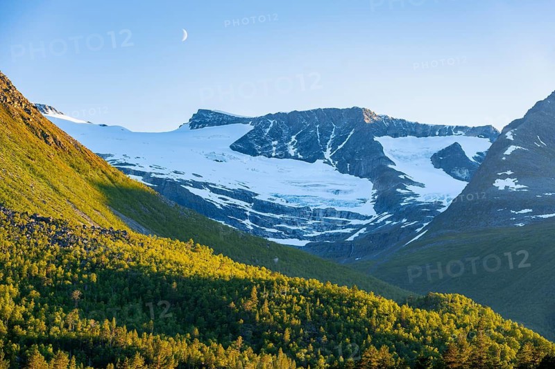 Picturesque mountain landscape in the Innerdalen high valley, mountain peaks with glaciers in the evening, Trollheimen Mountain Area, Sunndal, Møre og Romsdal, Norway