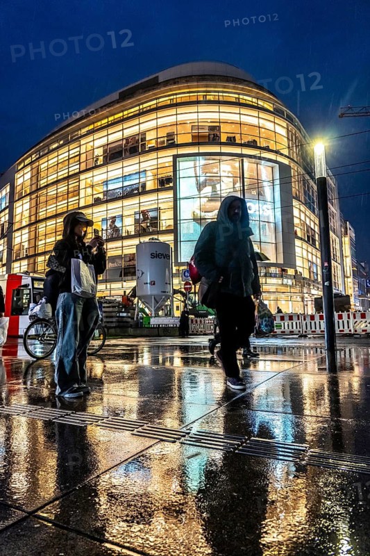 Schadowstraße, city centre, shopping street, pedestrian zone, winter, rainy weather, P&C clothing department stores', passers-by, Düsseldorf, North Rhine-Westphalia, Germany