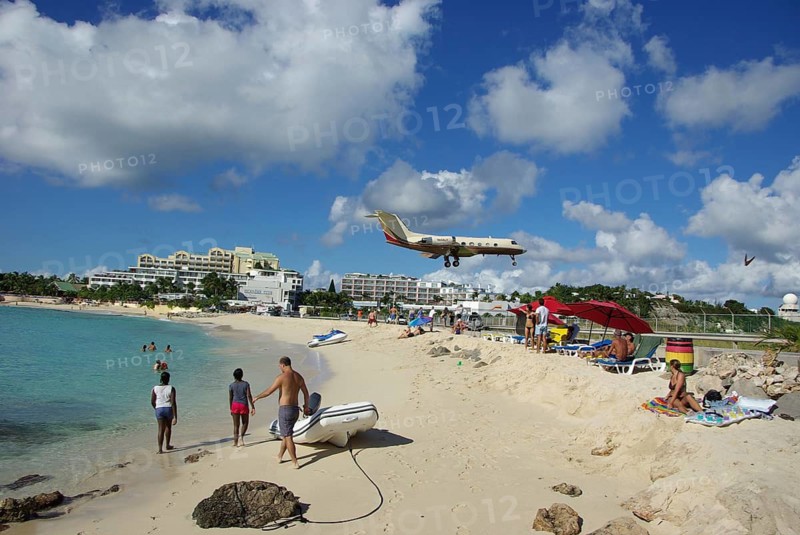Caribbean, Guadeloupe, landing approach, airplane, passenger plane, beach, people, tourists