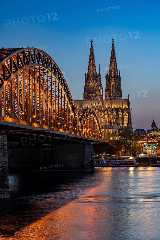 Cologne Cathedral, has been shining in new light since Easter 2025, the old metal halide lamps have been replaced by over 700 modern LED lamps, reducing energy consumption by around four fifths, significantly improving the quality of light and greatly reducing light emissions, 12 KM of new cables were laid for this, Hohenzollern Bridge, railway bridge over the Rhine, North Rhine-Westphalia, Germany