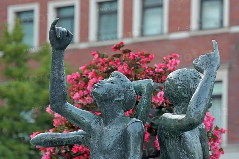 Klenkes memorial sculpture by Hubert Löneke 1970, Aachen greeting with little finger of right hand, modern art, bronze sculptures, life size, detail, gesture, arm, up, wooden ditch, old town, Aachen, Eifel, North Rhine-Westphalia, Germany