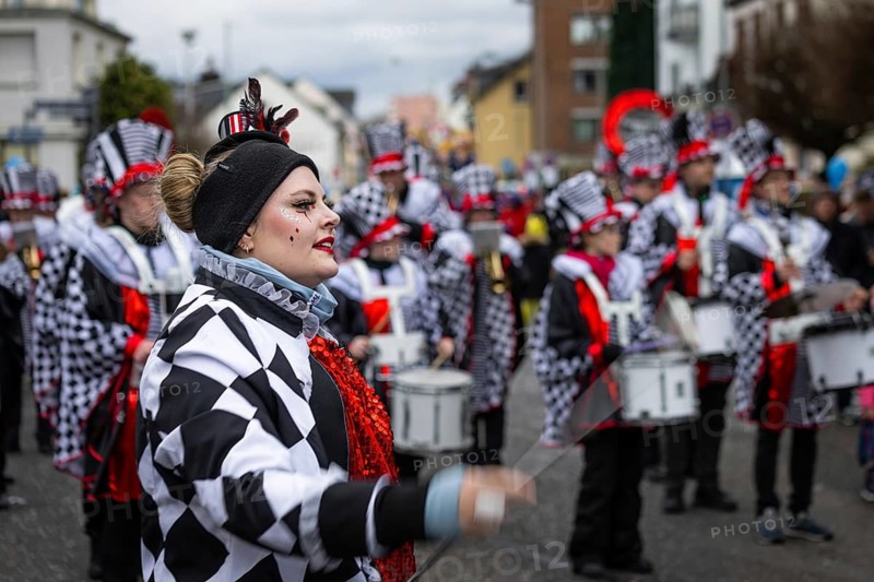 The Klaa Paris carnival parade passes through the streets of Frankfurt's Heddernheim, Heddernheim, Frankfurt am Main, Hesse, Germany
