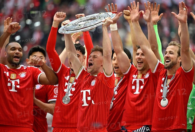 Joshua Kimmich FC Bayern Munich FCB (06) Hiroki Ito FC Bayern Munich FCB (21) Leon Goretzka FC Bayern Munich FCB (08) Harry Kane FC Bayern Muenchen FCB (09) Jonathan Tah FC Bayern Munich FCB (04) Meisterschale, Schale, Trophäe, Meisterfeier Deutscher Fußballmeister FC Bayern Munich 2026, Fußball Bundesliga, Allianz Arena, Munich, Bayern, Germany