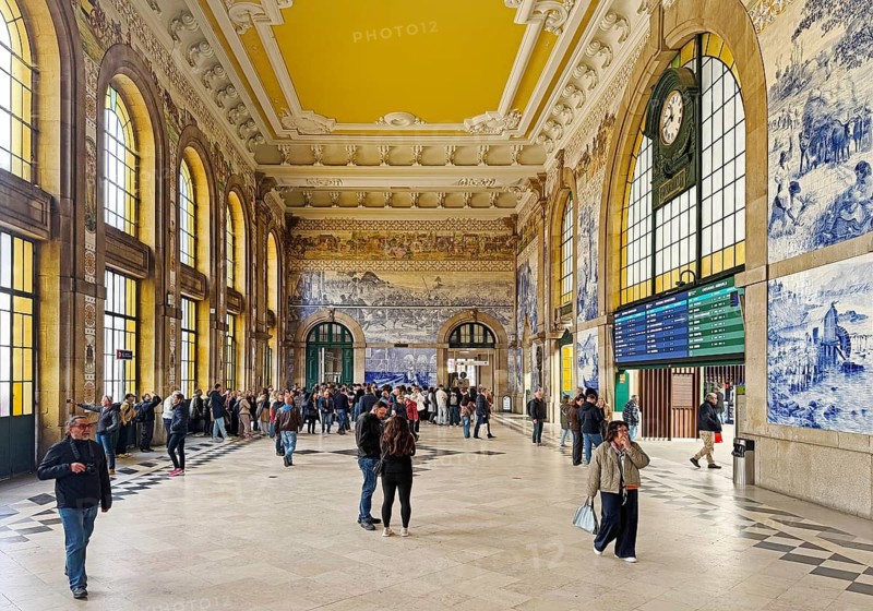 Porto Sao Bento railway station, entrance hall with azulejos designed by artist Jorge Colaço, old town, UNESCO World Heritage Site, Porto, Portugal