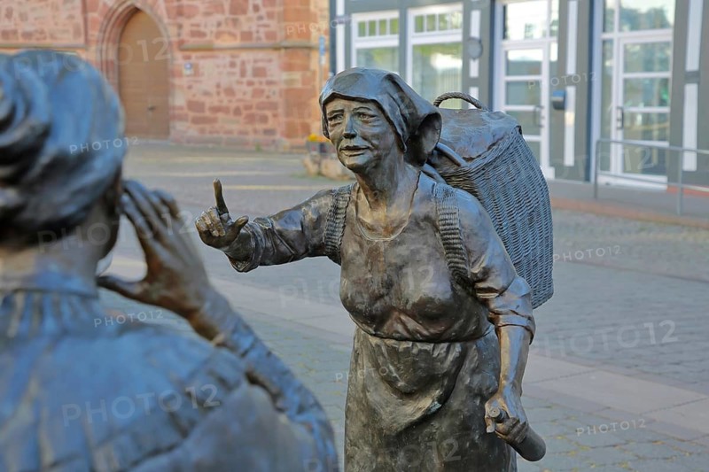 Market Women sculpture by Ewald Rumpf 2009, modern art, bronze sculpture, life size, two standing woman with index finger, gesture, arm up, gossip, hand on ear, listening, telling, communication, marketplace, Rotenburg an der Fulda, Hesse, Germany