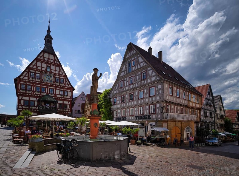 People in restaurants, cafés, market fountain, Dreigiebelhaus, town pharmacy, market square, half-timbered houses, old town, Besigheim an der Enz, Baden-Württemberg, Germany