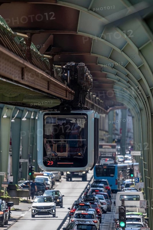 City traffic, in Wuppertal-Vohwinkel, Kaiserstraße, the Wuppertal suspension railway runs above heavy traffic, between the Vohwinkel and Bruch stops, Germany