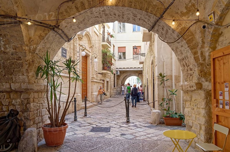 Pedestrian area in Bari Veccia, the old town of the southern Italian city of Bari. Bari, Apulia, Italy