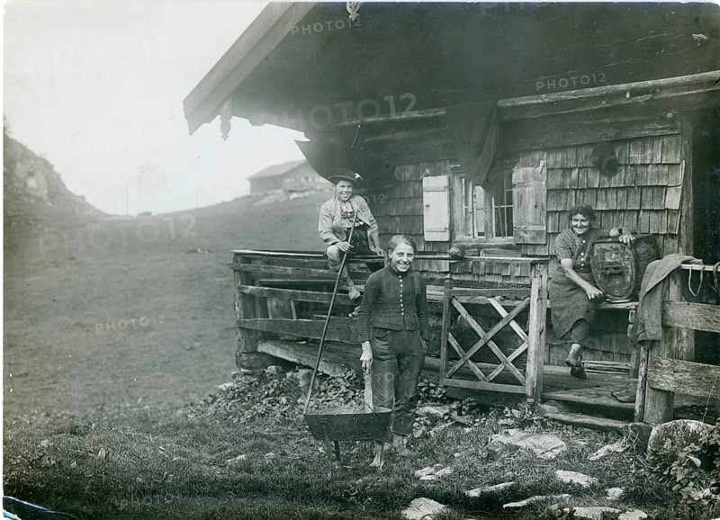 Bavaria, Allgäu, alpine pasture, butter preparation, woman, woman's work, A family on a farm in front of a traditional building in a rural area, Philipp Kester, around 1906