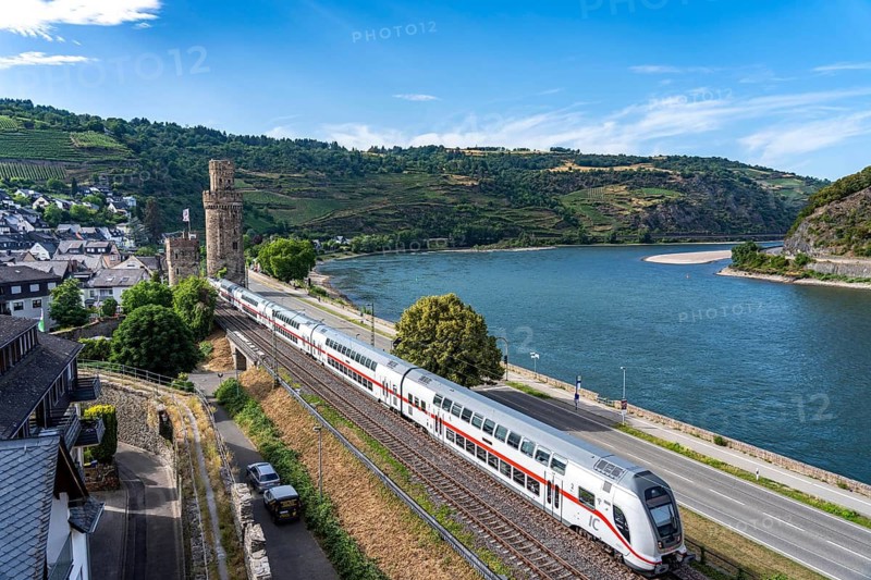 IC, Intercity Zug, in the Upper Middle Rhine Valley, runs directly in front of the residential buildings, close to the buildings, in Oberwesel, along the historic city wall, on the left bank of the Rhine between Rüdesheim and Koblenz, one of the busiest railway lines in Europe, around 230 trains, including over 130 freight trains, run on the train ticket around the clock, extreme noise pollution for local residents, some of which Live a few meters away from the train line, Rhineland-Palatinate, Germany