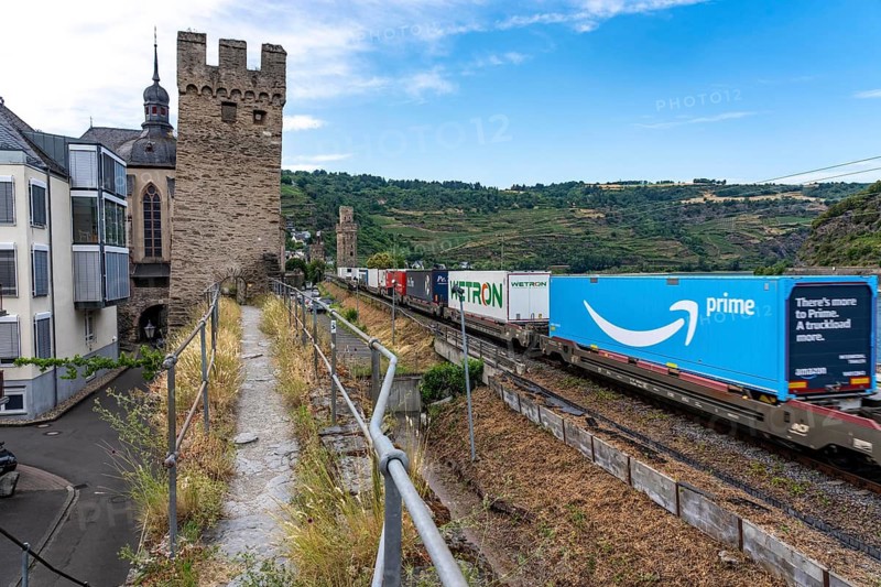 Freight train, in the Upper Middle Rhine Valley, runs directly in front of the residential buildings, close to the buildings, in Oberwesel, along the historic city wall, on the left bank of the Rhine between Rüdesheim and Koblenz, one of the busiest railway lines in Europe, around 230 trains, including over 130 freight trains, run on the train ticket around the clock, extreme noise pollution for residents, some of which are a few meters away Live on the train line, Rhineland-Palatinate, Germany
