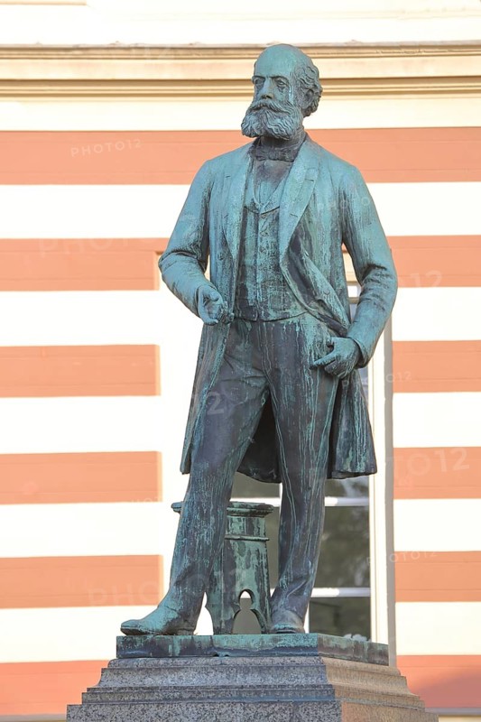 Memorial to gardener and landscape architect August Kekulé, sculpture, Department of Geography, Rheinische Friedrich-Wilhelms-Universität, University, Poppelsdorf, Bonn, North Rhine-Westphalia, Germany