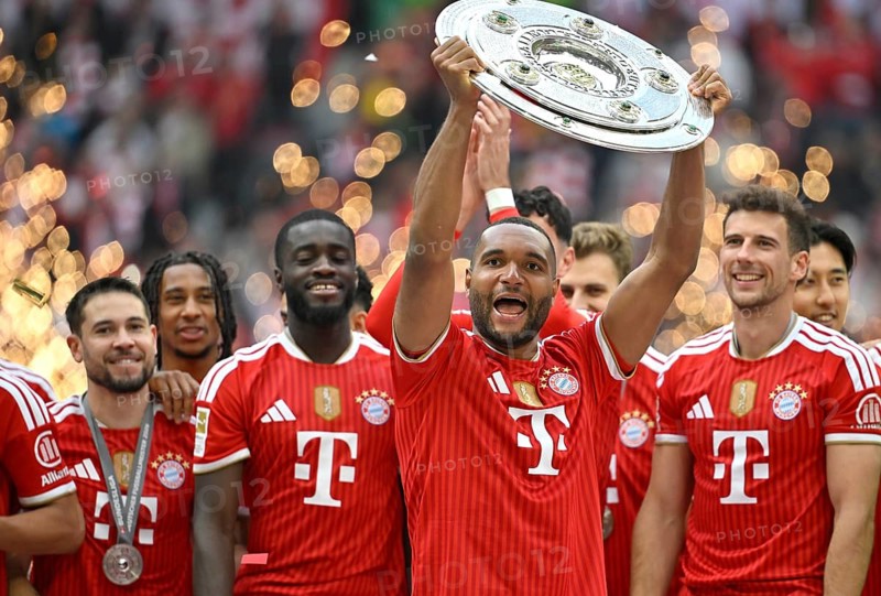 Jonathan Tah FC Bayern Munich FCB (04) Leon Goretzka FC Bayern Munich FCB (08) Dayot Upamecano FC Bayern Munich FCB (02) Meisterschale, Schale, Trophäe, Meisterfeier Deutscher Fußballmeister FC Bayern Munich 2026, Fußball Bundesliga, Allianz Arena, Munich, Bayern, Germany