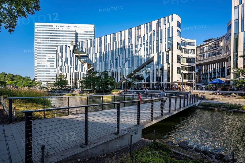 Kö-Bogen, building complex with offices, shops and restaurants, partly green façade, at Hofgarten Park, Landskrone Teich, Dreischeibe Haus, in downtown Düsseldorf, at the end of the Nobel shopping street, Königsallee, North Rhine-Westphalia, Germany