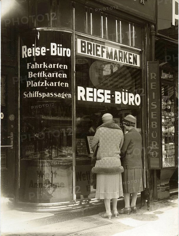 Berlin, mid-twenties, elegant woman, travel dream, dream trips, Two woman look at the shop window of an elegant travel agency with offers, Sasha Stone, around 1928