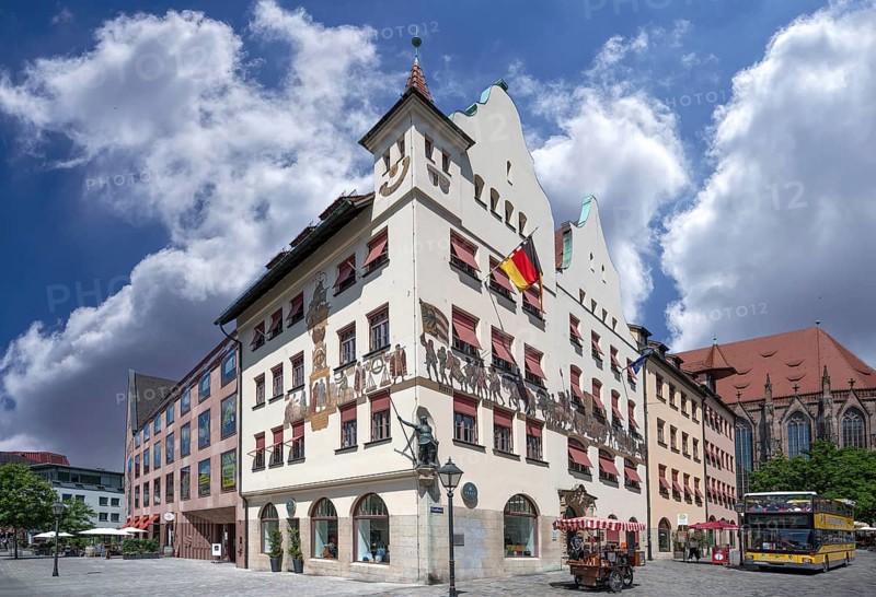 Chamber of Industry and Commerce, built 1909, rebuilt after destruction in 1945, façade of the Nuremberg merchant train, painted by Nuremberg painter Georg waiter 1910, Hauptmarkt 25-27, Nuremberg, Middle Franconia, Bavaria, Germany