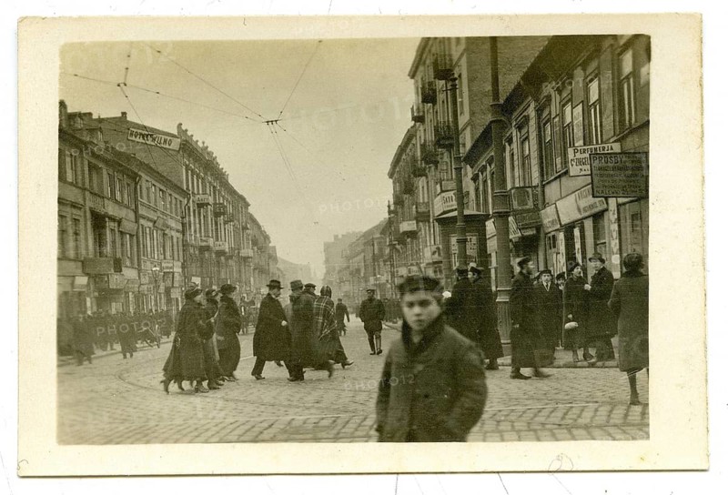 Warsaw, Poland, Jewish quarter, young, Jews, German occupation, World War I, a lively street scene with warmly dressed people in an urban environment, around 1916