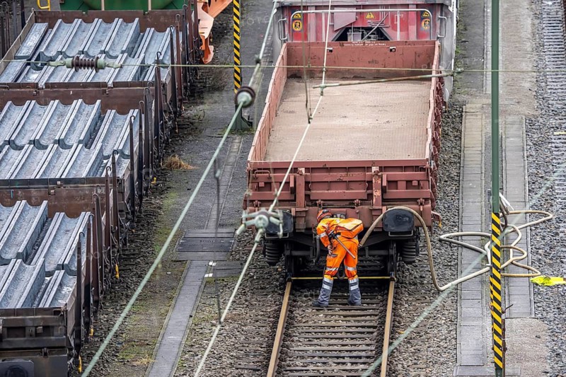 Shunters, check the assembled freight cars at the Hagen-Vorhalle marshalling yard, is one of the 9 largest in Germany, it is located on the Wuppertal-Dortmund railway line and has 40 directional tracks on which freight trains of all types are assembled, North Rhine-Westphalia, Germany