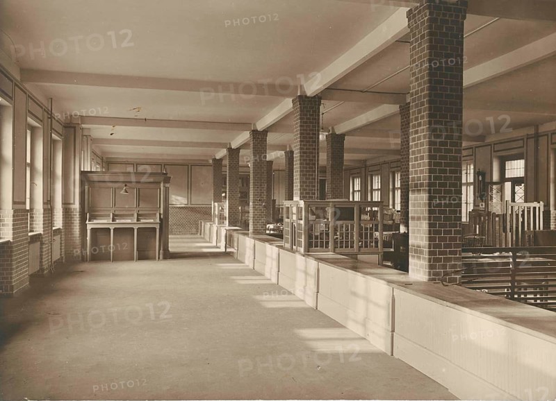 Kreuzberg post office, counter room, cash room, Berlin, large empty industrial space with brick walls and columns, 1928