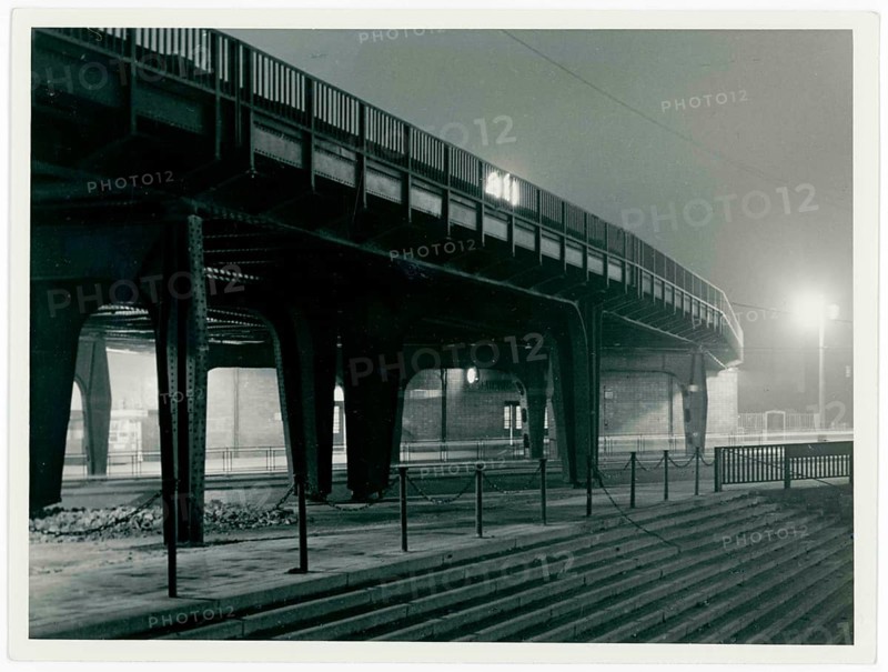 Jannowitz bridge, light rail, at night, metal bridge construction with lighting in a nocturnal scene, 1950s