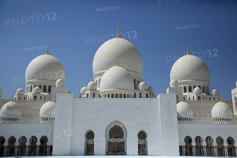 White mosque with large ornate domes against a clear sky, Sheik Zayed Mosque, Sheikh Zayed Mosque, Grand Mosque, Abu Dhabi, Middle East, Emirate, United Arab Emirates, UAE, island in the Persian Gulf, peninsula, exterior view, blue sky, white mosque