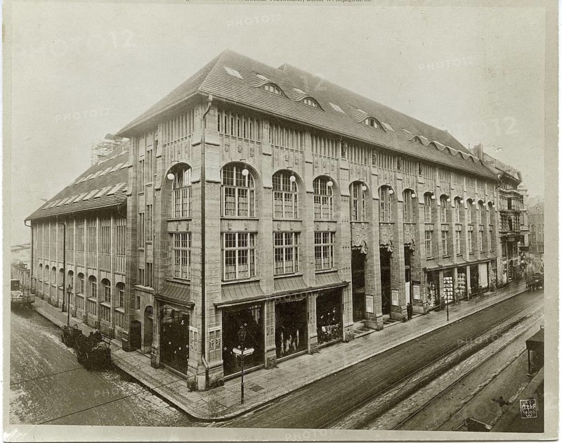 Werheim department store, Berlin Mitte, Rosenthaler Str., built in 1905, historic building in black and white photo, impressive classical architecture, Berlin, 1905, Max Missmann