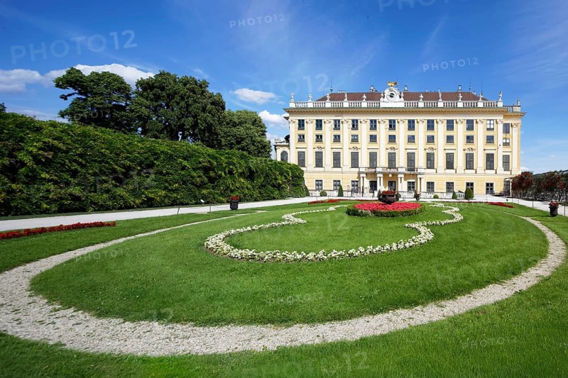 Chamber Garden, view of west wing, Schönbrunn Palace, former summer residence of the Habsburgs, Baroque, three-wing complex, built 1695-1743, UNESCO World Heritage Site, Hietzing, 13th District, Vienna, Austria