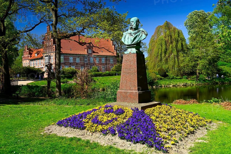 Kaiser-Wilhelm-Denkmal, palace gardens and Bergedorf Palace in Hamburg, Germany +++ editorial use only