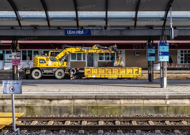 Construction work at Ulm Central Station: Until January 19, 2026, there will be no long-distance trains, regional trains will be restricted. The reason is work on the new electronic signal box. A challenge for 40, 000 travelers who use Ulm Central Station every day. Ulm, Baden-Württemberg, Germany