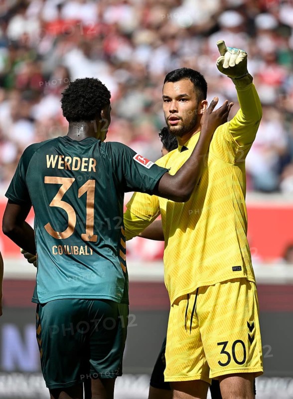 Karim Coulibaly SV Werder Bremen SVW (31) thanks goalkeeper Mio Backhaus SV Werder Bremen SVW (30) gesture gesture Football Bundesliga, MHPArena, MHP Arena Stuttgart, Baden-Württemberg, Germany