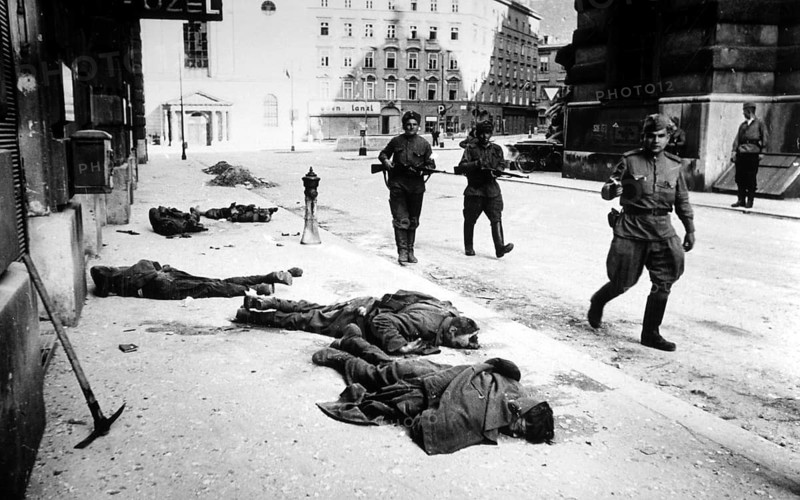 Dead people in the streets of Vienna, April 1945 After the successful liberation of Budapest, the Red Army moved towards Vienna. The Vienna Operation 1945 or Battle of Vienna lasted from March 16 to April 15, 1945. The fighting in the urban area itself lasted only a few days from April 6 to 13
