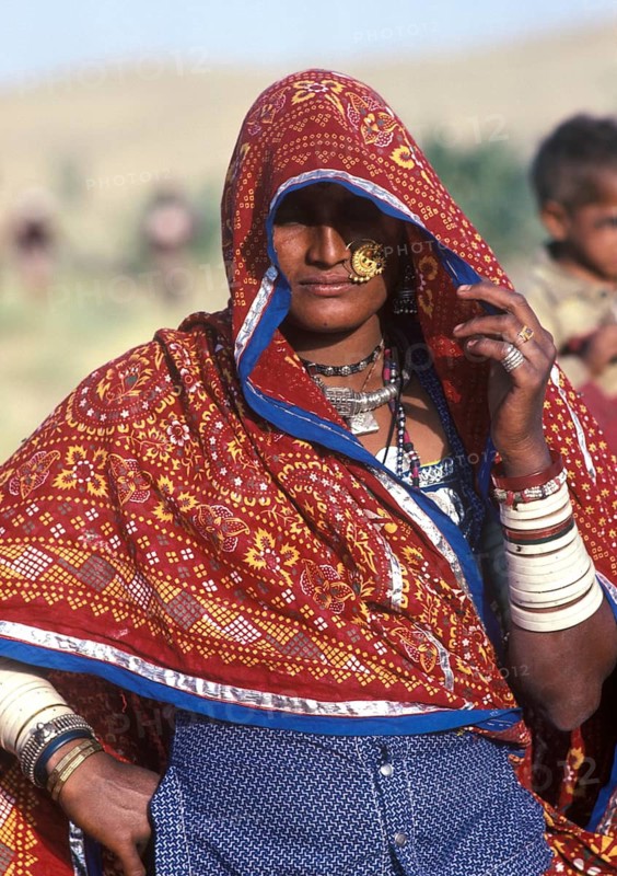 Woman wearing traditional clothes in the Thar desert, Rajasthan, India