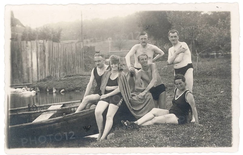 Munich, bathing, swimwear, woman, men, leisure, fun, summer, A group of friends relaxing in swimwear next to a boat on the shore, photo Köstler, 1931