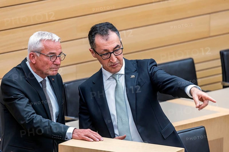 During a break in the session: left Thomas Strobl, CDU, President of the State Parliament, right Cem Özdemir (Bündnis90-Die Grünen), He is the new Minister President of the State of Baden-Württemberg. Stuttgart, Baden-Württemberg, Germany