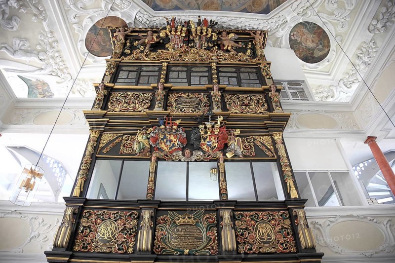 Power lodge, Evangelical Lutheran St. Lawrence Church. The two floors offered space for the Barons of Künsberg and the Count von Giech and could be heated by an Italian fireplace created in 1706 by Elias Räntz and decorated with rich carving decoration, Thurnau, Kulmbach district, Upper Franconia, Bavaria, Germany