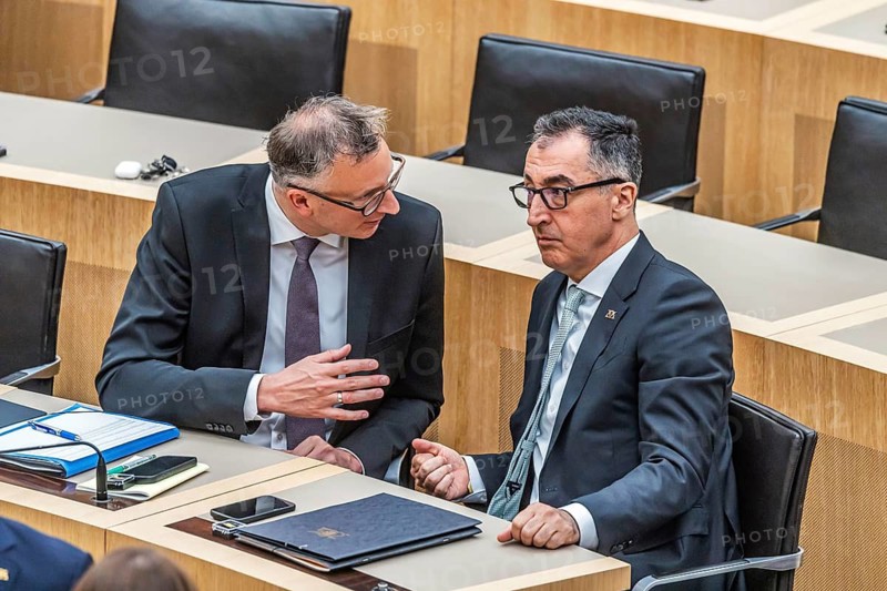 Cem Özdemir (Bündnis90-Die Grünen) is the new Minister President of Baden-Württemberg. On the left Andreas Schwarz, leader of the Green parliamentary group. Stuttgart, Baden-Württemberg, Germany