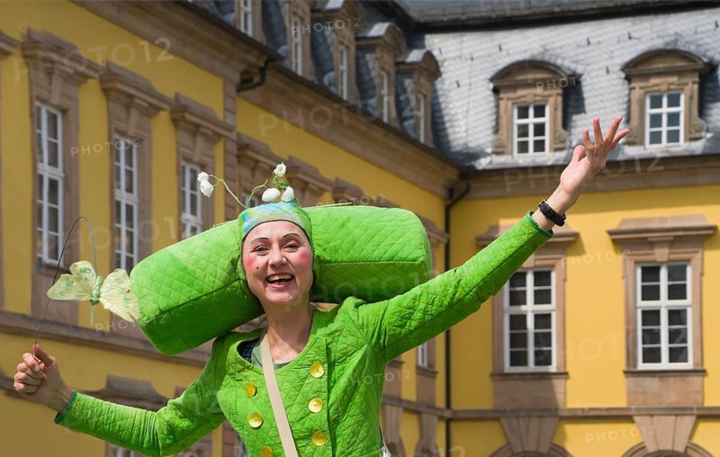 An artistic performance by a fairytale-like costumed stilt walker, visually impressive walking act, event in front of the Residenzschloss Arolsen, a baroque castle in Bad Arolsen, early 18th century, Hesse, Germany