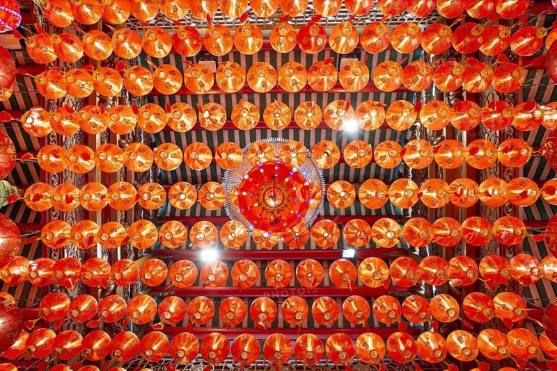 Traditional Chinese lanterns, numerous lanterns hanging from the ceiling, Wat Mangkon Kamalawat, Yaowarat Road, Chinatown, Bangkok, Thailand