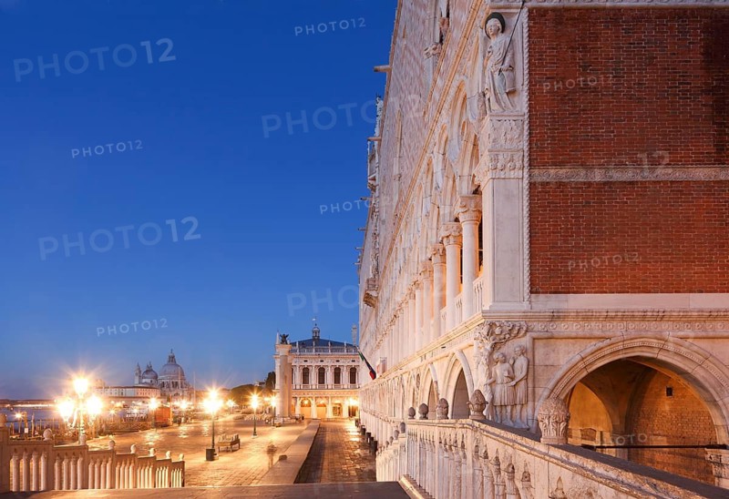 Doge's Palace, south-east corner, the drunken Noah, above Archangel Raphael with little Tobias, in front of it Ponte della Paglia in the morning, Venice, Veneto, Italy