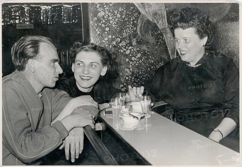 West Berlin, restaurant, pub, Three people sitting happily at a table with drinks in a relaxed atmosphere, around 1965