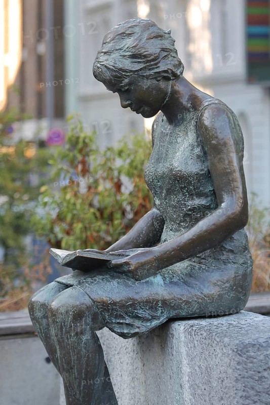 Sculpture The Reader by Wolf Ritz 1985, Seated Women Reading in a Book, Book Reader, Reader, Book Reader, Modern Art, Bronze Sculpture, Life Size, Old Town, Aachen, Eifel, North Rhine-Westphalia, Germany