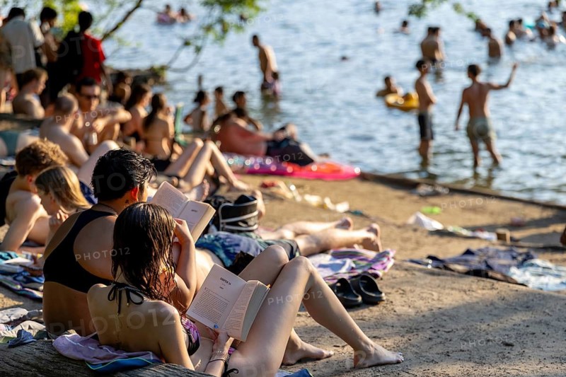 Berlin, Germany -28.6.2026: Two woman read books on the beach of Krummen Lanke, a lake in Berlin, while temperatures of 39.9 degrees Celsius during the day were the new record ever measured in Berlin. At 41.7 degrees Celsius in Neissemünde-Coschen in the Oder-Spree district in Brandenburg, the highest value ever measured in Germany was recorded today. ++ Minimum fee 50 euros ++